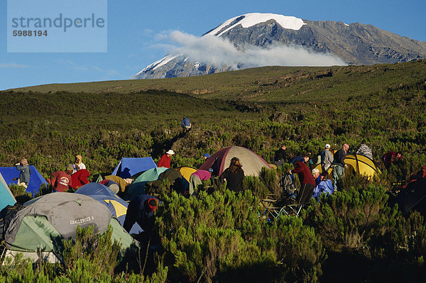 Rau-Camp und Kibo im Hintergrund  Kilimanjaro Nationalpark  Tansania  Ostafrika  Afrika