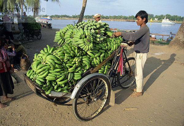 Grüne Bananen wird entladen am Hafen für den Transport von Cyclo Markt in Kambodscha  Indochina  Südostasien  Asien