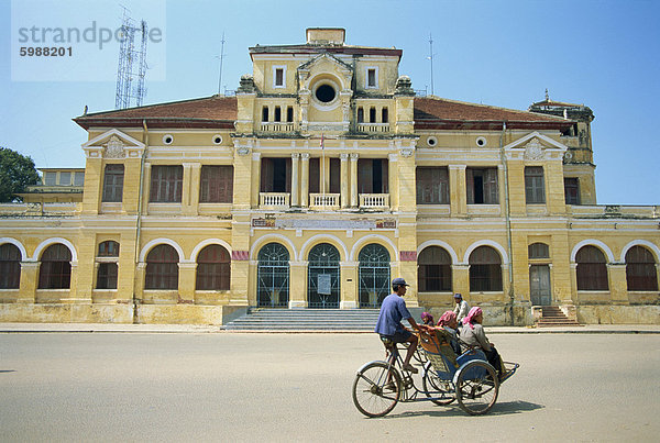 Fahrradrikscha Übergabe der alten Post in Phnom Penh in Kambodscha  Indochina  Südostasien  Asien