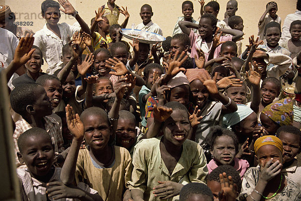Kinder winken in die Kamera  in der Nähe von Zinder  Niger  Afrika