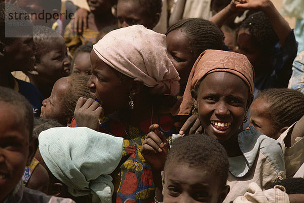 Lächelnd mädchen in Kinderschar  in der Nähe von Zinder  Niger  Afrika