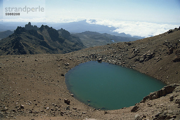 Mount Kenya Tarn mit Schluchten Valley im Hintergrund  Kenia  Ostafrika  Afrika