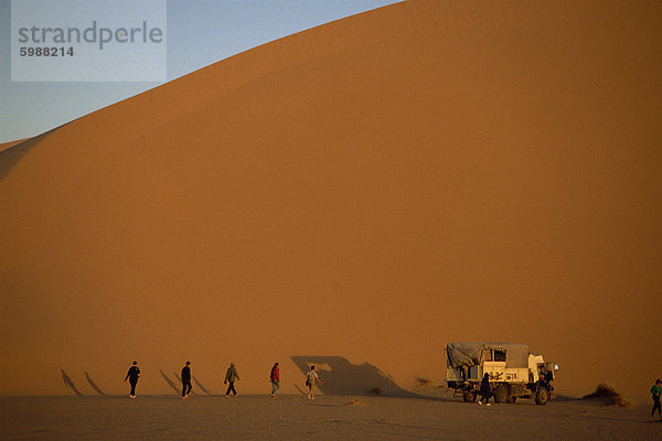 Menschen und LKW von großen Düne  Amguid  Wüste Sahara  Algerien  Nordafrika  Afrika