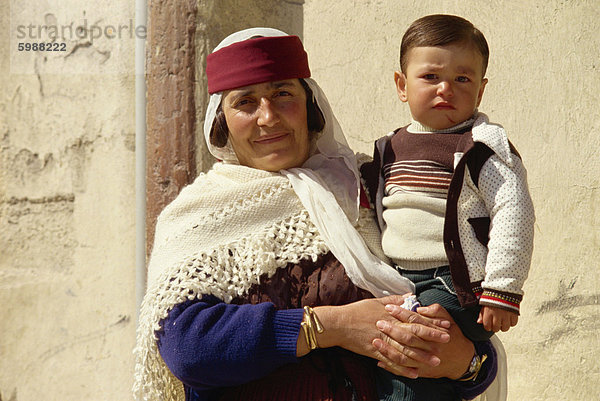 Frau und Kind  nahe Bostra  Syrien  Naher Osten