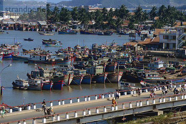 Angeln  Flotte und Xam Bang Brücke  Nha Trang  Vietnam  Indochina  Südostasien  Asien