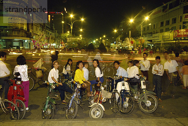 Menschen und Motorroller in einer Sonntagnacht  Saigon (Ho-Chi-Minh-Stadt)  Vietnam  Indochina  Südostasien  Asien