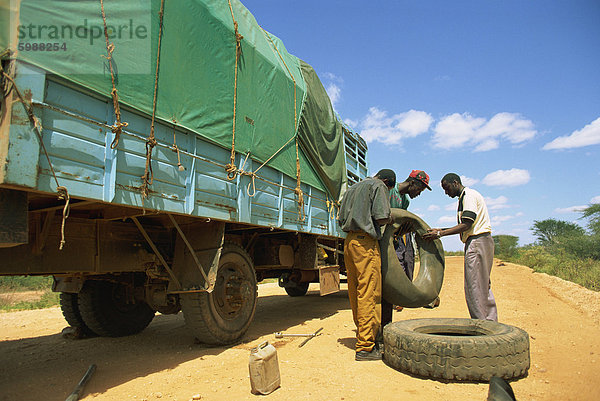 LKW mit Reifenpanne  Norden  Kenia  Ostafrika  Afrika