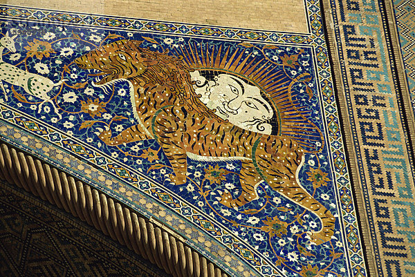 Löwe Dekoration am Portal des 17. Jahrhunderts Sher Dor Madressa  Registanplatz  Samarkand  Usbekistan  Zentralasien  Asia