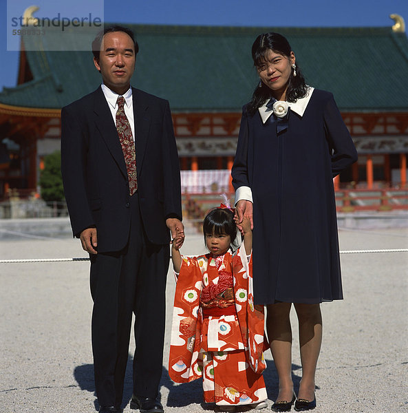 Mädchen und Eltern an Shichi-Go-San (3-5-7) Festival  Heian-Jingu Schrein  Kyoto  Kansai  Japan  Asien