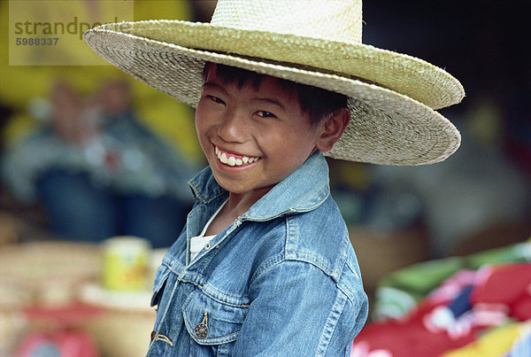 Porträt eines lächelnden jungen trug eine Jeansjacke und zwei Strohhüte in Baguio City  Norden von Luzon  Philippinen  Südostasien  Asien