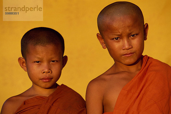 Porträt von zwei jungen Mönche buddhistische Fastenzeit in Vientiane  Laos  Indochina  Südostasien  Asien