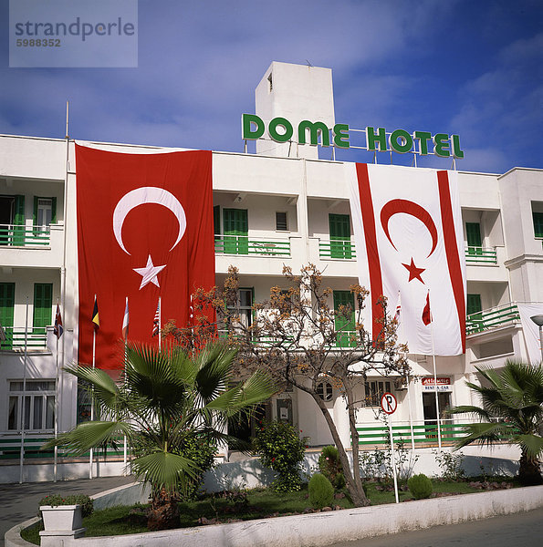 Dome Hotel mit türkischen und der türkischen Republik Nordzypern Fahnen  Kyrenia  Zypern  Europa