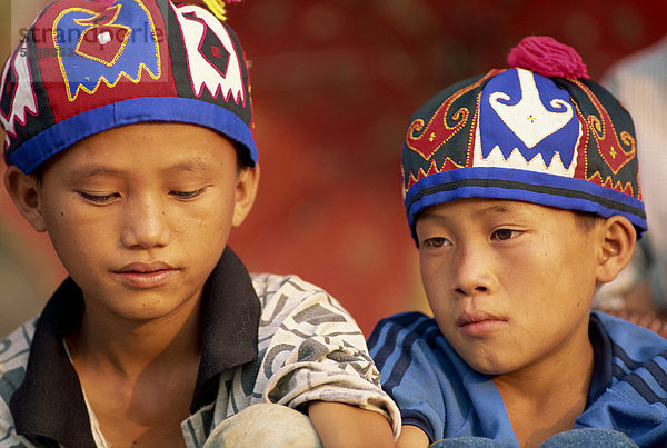 Porträt zweier Hmong Hill Stamm jungen tragen traditionelle Hüte in der Provinz Luang Prabang  Laos  Indochina  Südostasien  Asien