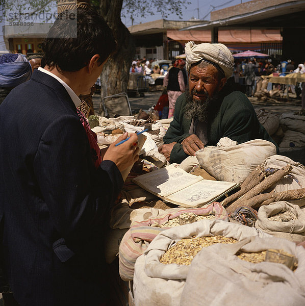 Usbekische Gewürz und pflanzliche Medizin Verkäufer  Samarkand  Usbekistan  Zentralasien  Asien