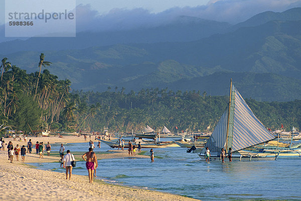 Touristen und Ausleger-Kanus auf White Sun Beach  im Resort Boracay Island  ausschalten  Panay  den Philippinen  Südostasien  Asien