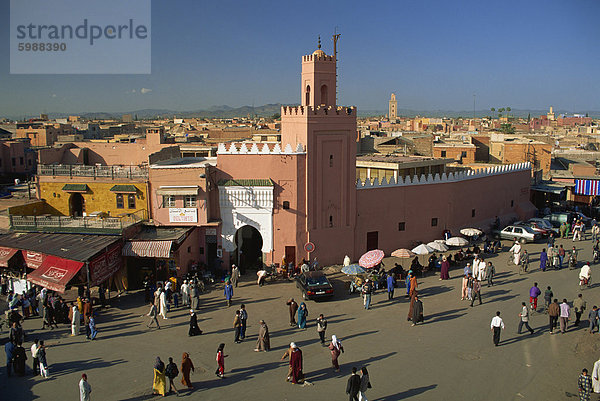 Moschee und Djemaa el Fna  Marrakesch  Marokko  Nordafrika  Afrika