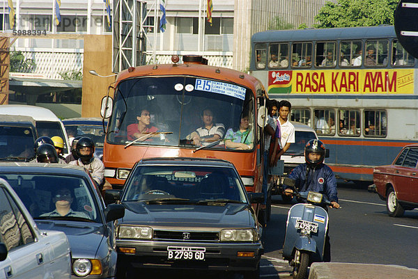 Verkehr auf einer belebten Straße in Jakarta  Java  Indonesien  Südostasien  Asien