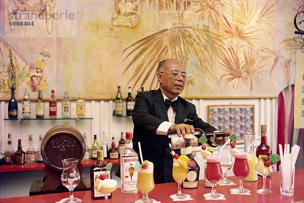 Barman in formelle Kleidung gießt Cocktail im Raffles Hotel  Singapur  Südostasien  Asien