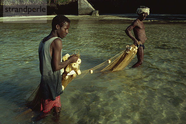 Fischer bei der Arbeit  Malindi  Kenia  Ostafrika  Afrika
