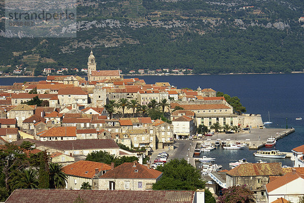 Skyline einschließlich der Hafen und die Küste in die Stadt Korcula auf der Insel Korcula  dalmatinische Küste  Kroatien  Europa