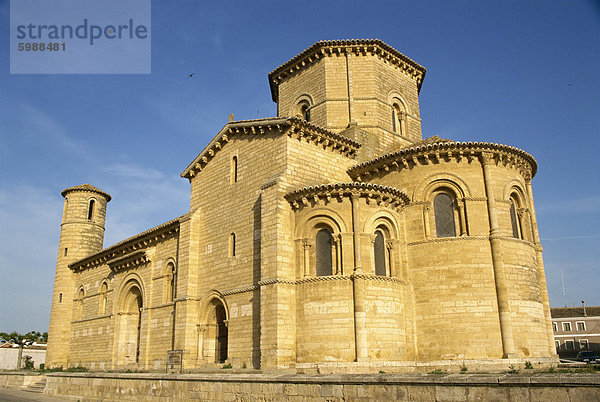 Die romanische 11. Jahrhundert Kirche San Martin  in Fromista auf dem Camino in Palencia  Spanien  Europa