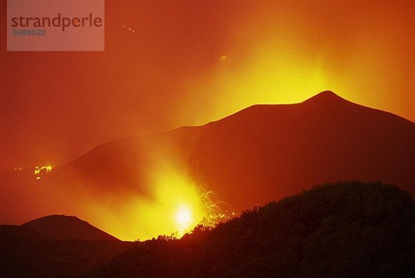 Eruptionen am Monti Calcarazzi Fissur und Piano del Lago Kegel auf den Ätna  die touristischen Einrichtungen und Dorf in 2001  Sizilien  Italien  Europa bedroht