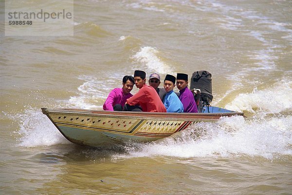 Eine Gruppe von Männern in ein Wassertaxi über den Fluss der Brunei in Bandar Seri Begawan  Brunei Darussalam  Südostasien  Borneo  Asien