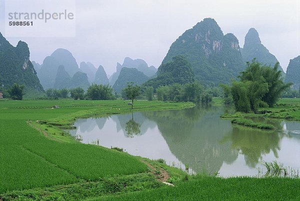 Spiegelungen im Wasser und die markanten Kalkstein Karstlandschaft typisch für die Region südlich von Guilin  Guangxi  Yangshuo  China  Asien