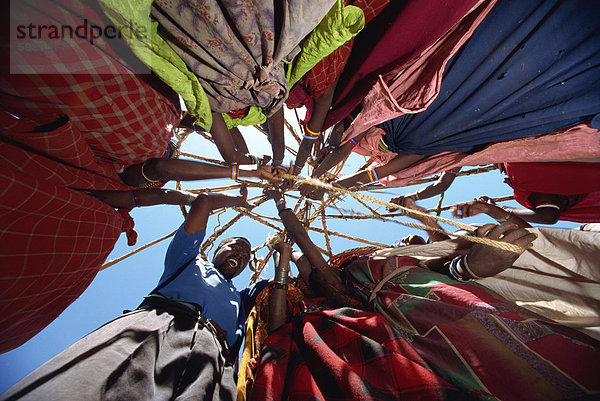 Samburu Frauen einrichten Camp  Loodua  Kenia  Ostafrika  Afrika