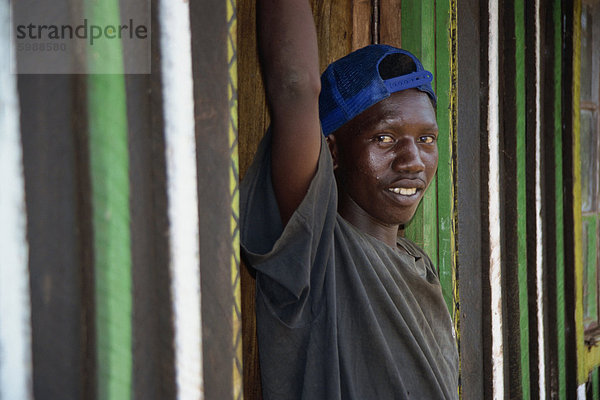 Junge stand in der Tür  Meru  Kenia  Ostafrika  Afrika