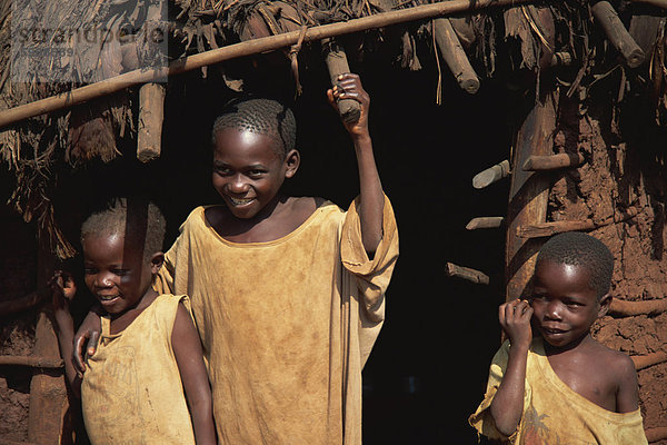 Glückliche Kinder außerhalb Lehmhütte  Uganda  Ostafrika  Afrika