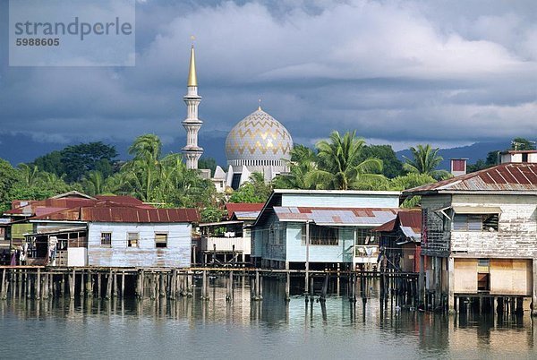 Stelzenläufer Dorf und State Moschee in Kota Kinabalu  Asiens am schnellsten wachsende Stadt und Hauptstadt von Sabah  nördlichen Spitze von Borneo  Malaysia  Südostasien  Asien