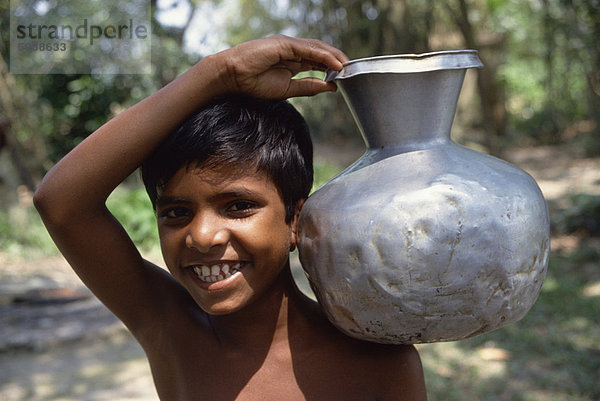 Junge mit Wasser  Bangladesch  Asien