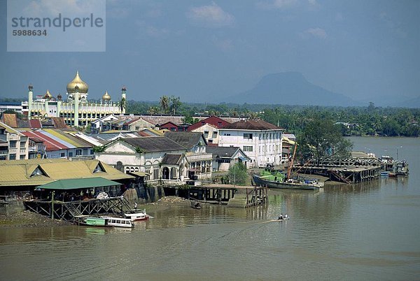 Die Sarawak River mit der State Moschee jenseits in Kuching  der Hauptstadt von Sarawak  an der Nordwestküste von Borneo  Malaysia  Südostasien  Asien