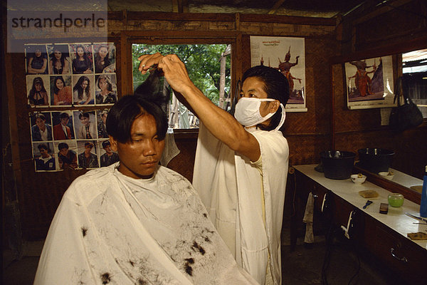 Lao barber  ein Rückkehrer aus Lager in Vientiane  Laos  Indochina  Südostasien  Thailand  Asien