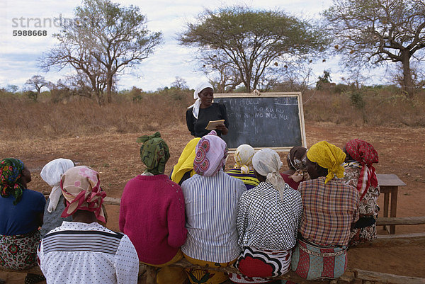 Alphabetisierung von Erwachsenen-Klasse  Kibwezi  Kenia  Ostafrika  Afrika