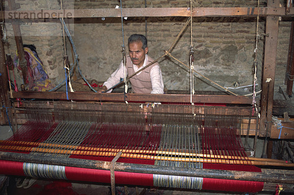 Gewebe in den Souks in der Medina  Fez  Marokko  Nordafrika  Afrika