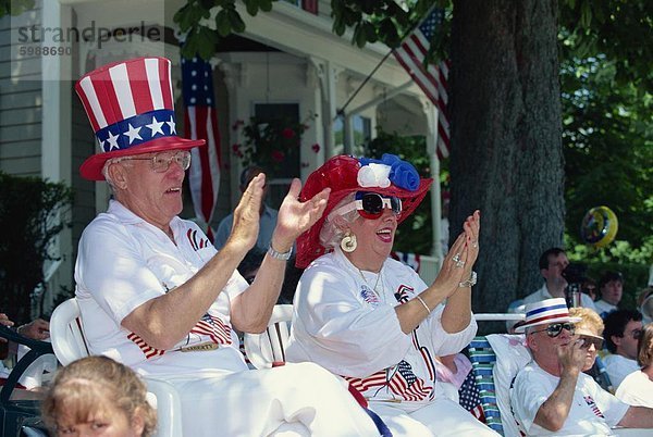 Menschen klatschen Ableben 4. Juli Umzug  Rhode Island  New England  Vereinigte Staaten von Amerika  Nordamerika