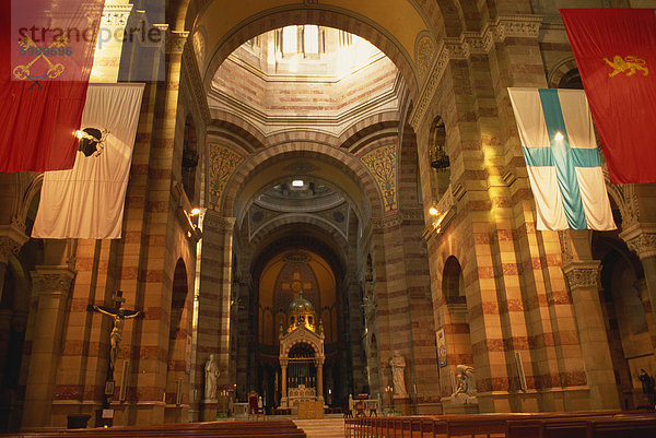 Innere der großen Kathedrale  Marseille  Provence  Frankreich  Europa