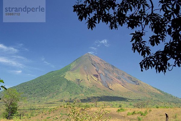 Der perfekte Kegel des Volcan Concepcion  1610m  einer der zwei Vulkane  aus denen sich die Insel von Omotepe  Nicaragua  Zentralamerika