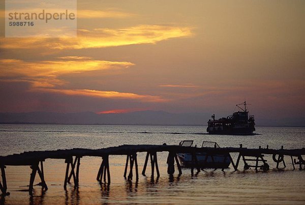 Bootssteg und Fähre bei Sonnenuntergang am Moyogalpa im Westen der Omotepe Insel  See Nicaragua  Nicaragua  Zentralamerika