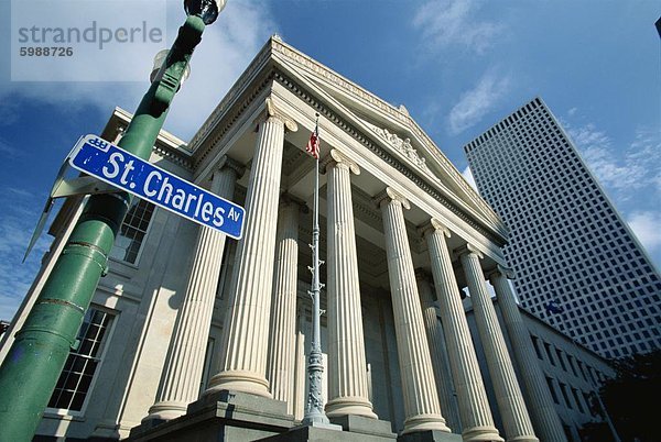 Straßenschild und Kolonnaden aufbauend auf St. Charles Avenue in das French Quarter von New Orleans  Louisiana  Vereinigte Staaten von Amerika  Nordamerika