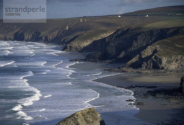 Surfen und Zinn-Grube Schornsteine in Ferne  Porthtowan  Cornwall  England  Vereinigtes Königreich  Europa