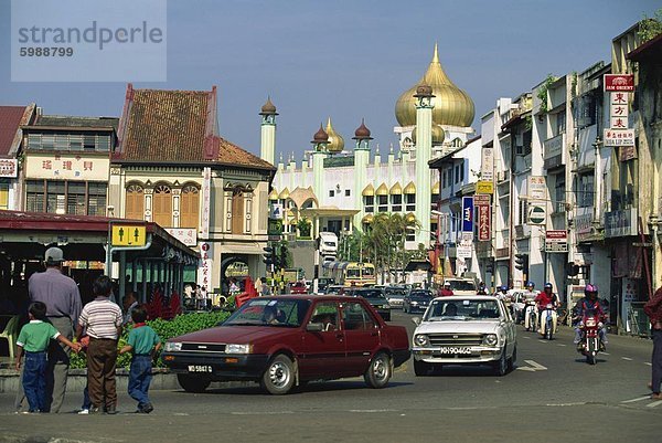 Stadtzentrum mit State Moschee im Hintergrund  Kuching  Sarawak  Malaysia  Südostasien  Asien