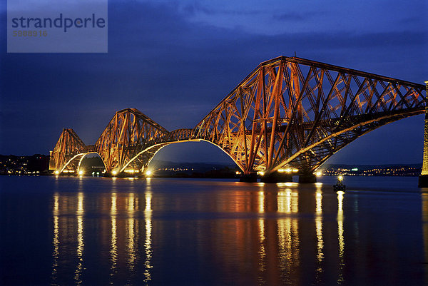 Forth-Eisenbahnbrücke in der Nacht  Queensferry  Edinburgh  Lothian  Schottland  Vereinigtes Königreich  Europa