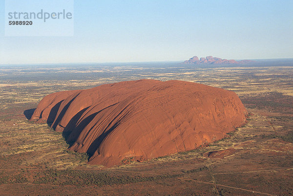 Uluru (Ayers Rock)  Uluru-Kata Tjuta National Park  UNESCO-Weltkulturerbe  mit den Olgas in der Ferne  Northern Territory  Australien  Pazifik