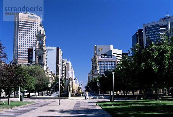 Blick vom Norden über Victoria Square in Richtung King William Street im Stadtzentrum von Adelaide  South Australia  Australien  Pazifik