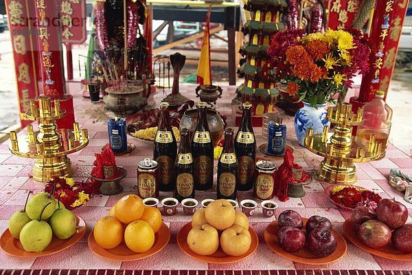 Angebote im chinesischen Tempel während Festival  Georgetown  Penang Island  Malaysia  Südostasien  Asien