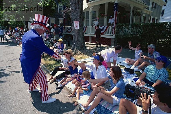 Uncle Sam und Zuschauern bei Bristol's berühmten 4. Juli Parade  Bristol  Rhode Island  Vereinigte Staaten von Amerika  Nordamerika