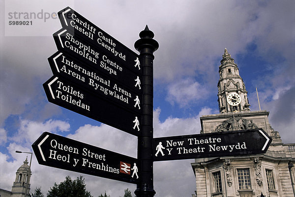 Straßenschild  von Cardiff  Glamorgan  Wales  Vereinigtes Königreich  Europa